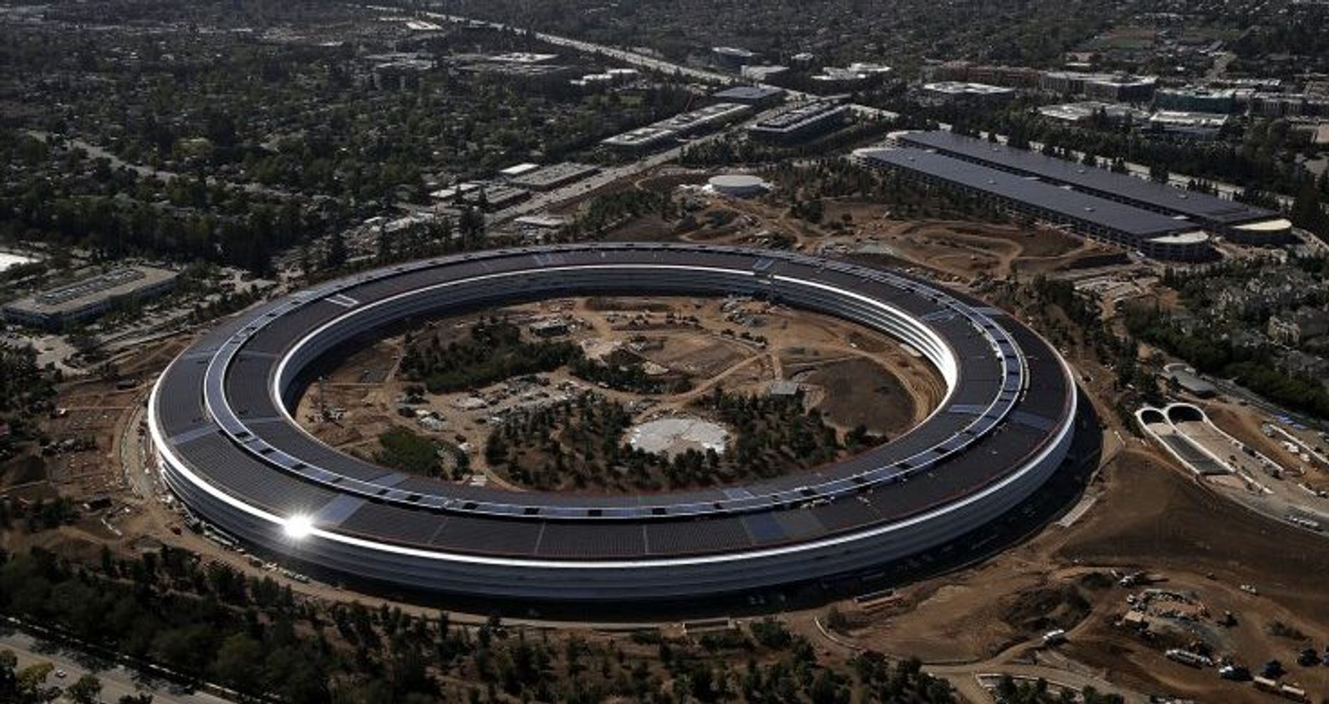 Wolkenkrabber Geschatte Afhankelijkheid Apple's nieuwe hoofdkantoor is bijna af en zo ziet het eruit | Gewoonvoorhem
