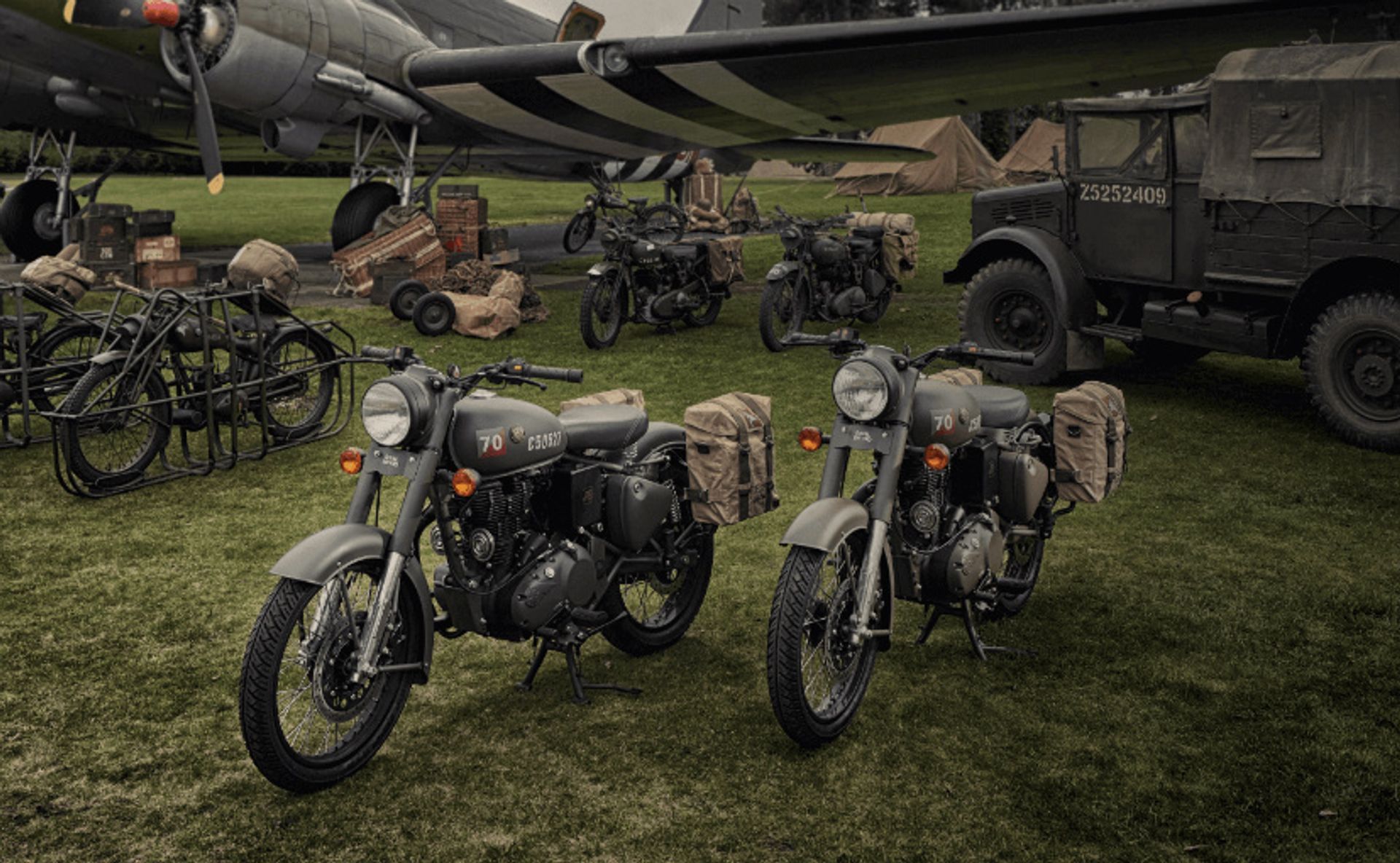Байков военная сцена. Royal Enfield Flying Flea. Royal Enfield военный. Немецкий мотоцикл 2-й мировой войны. Harley Davidson mt350.