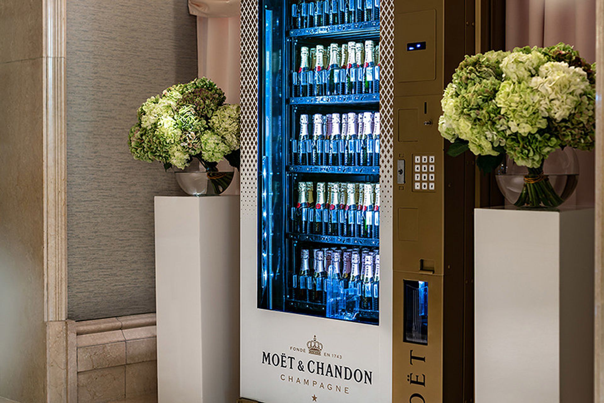 Ritz-Carlton Moët & Chandon Champagne Vending Machine Gewoonvoorhem
