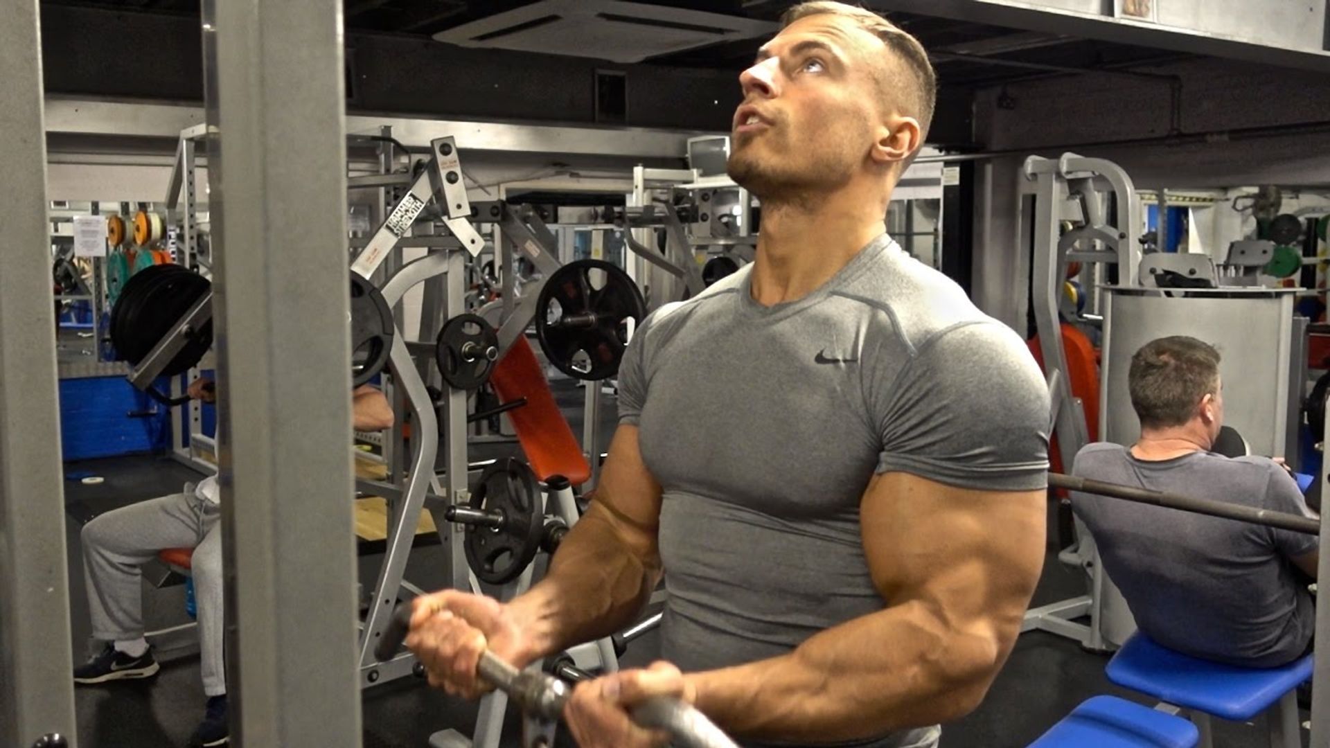 video-laurie-shaw-doet-elke-dag-100-biceps-curls