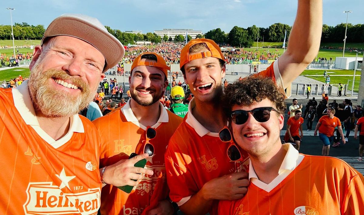 avec Heineken pour le match de championnat d'Europe Pays-Bas-France à Leipzig