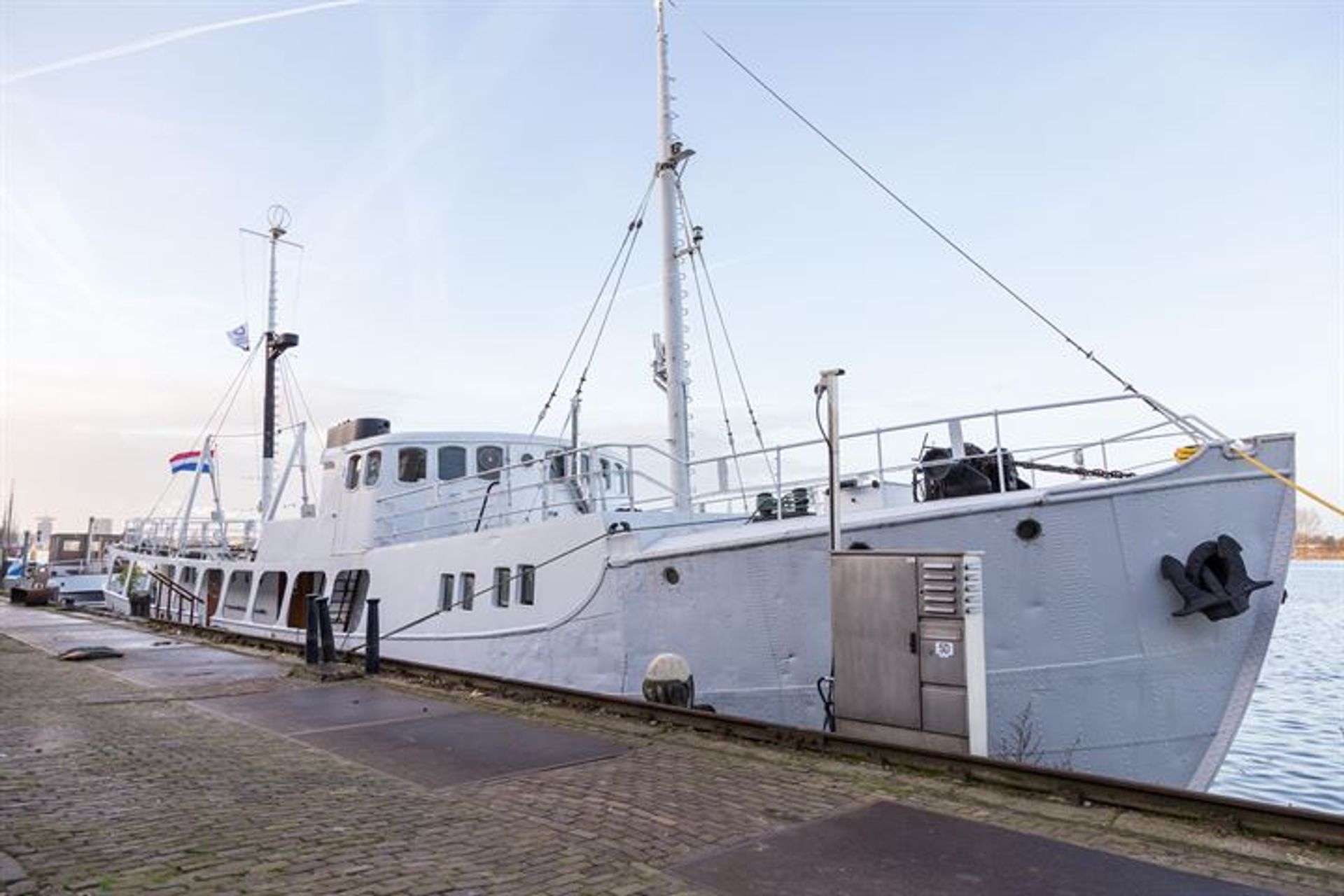 Grote woonboot in Amsterdam te koop op Funda