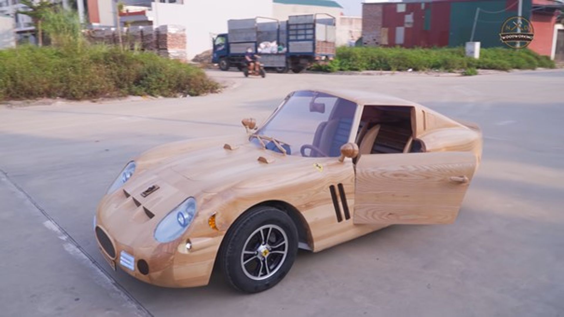 Ferrari van hout
