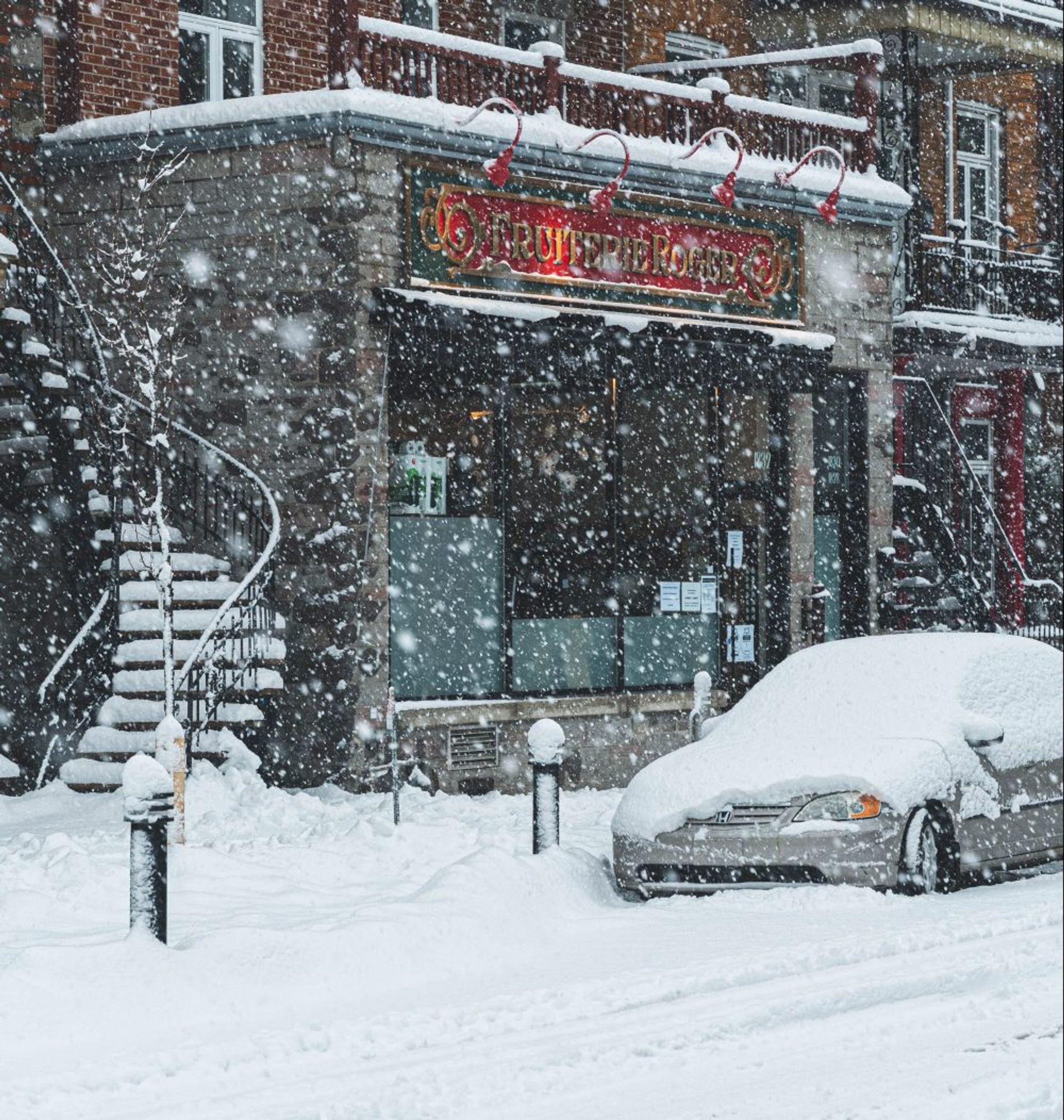 Zo kom je weg als je auto vast staat in de sneeuw