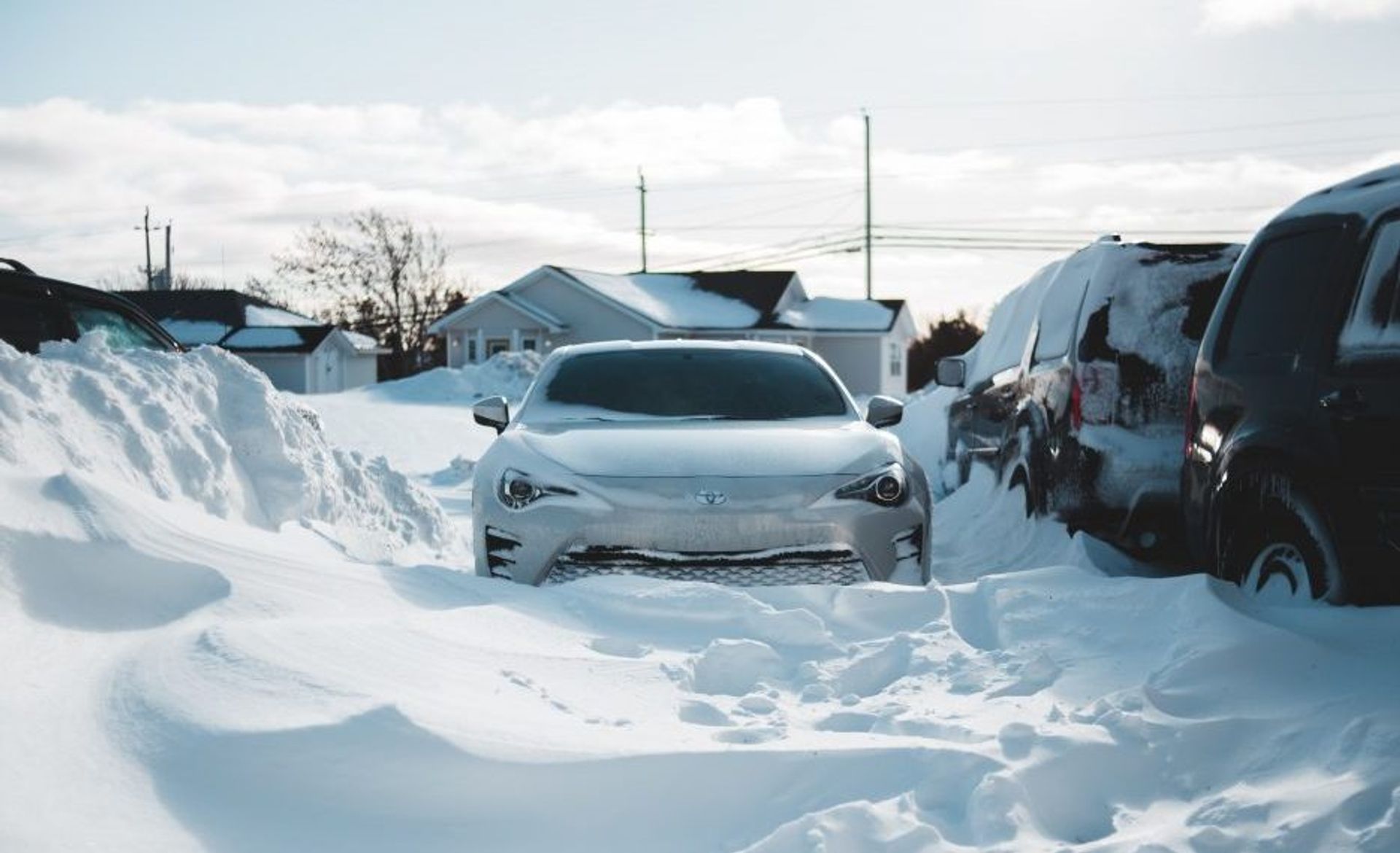 auto vast in de sneeuw
