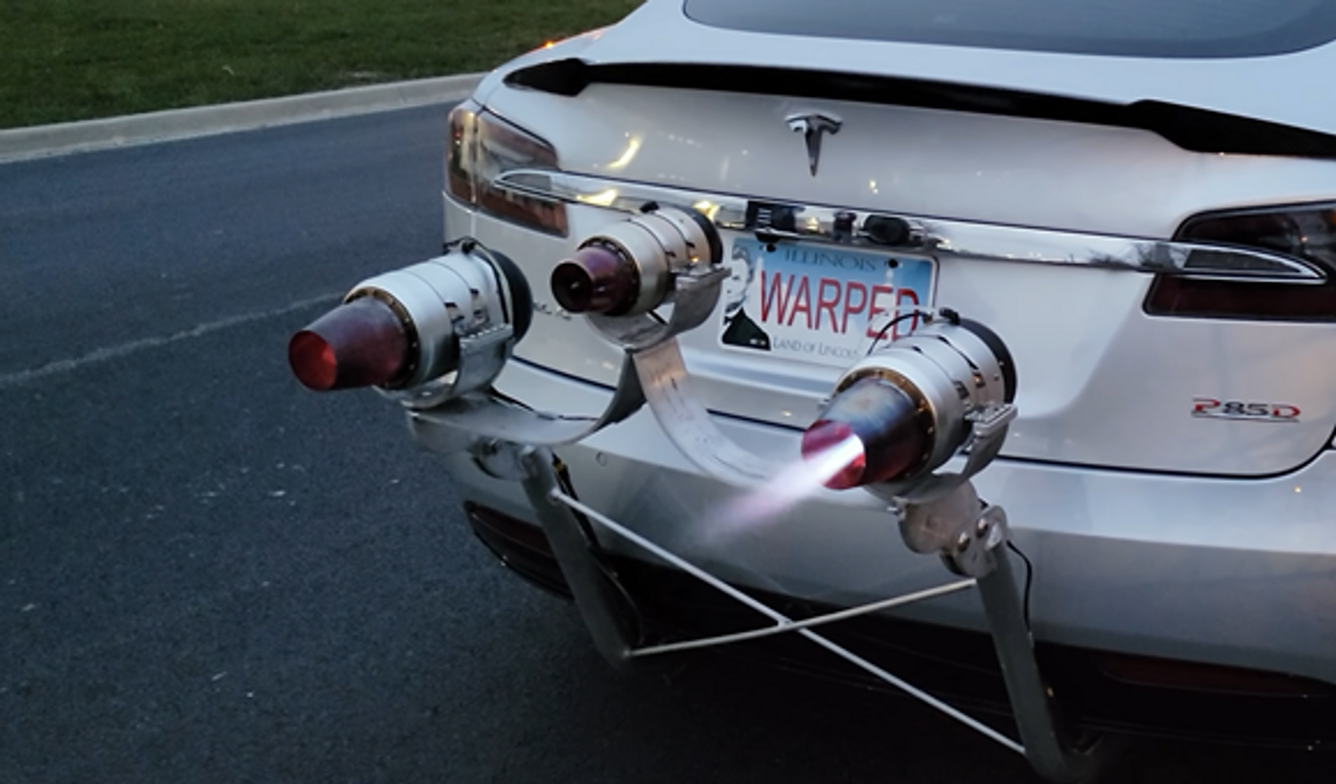 Tesla met raketmotoren