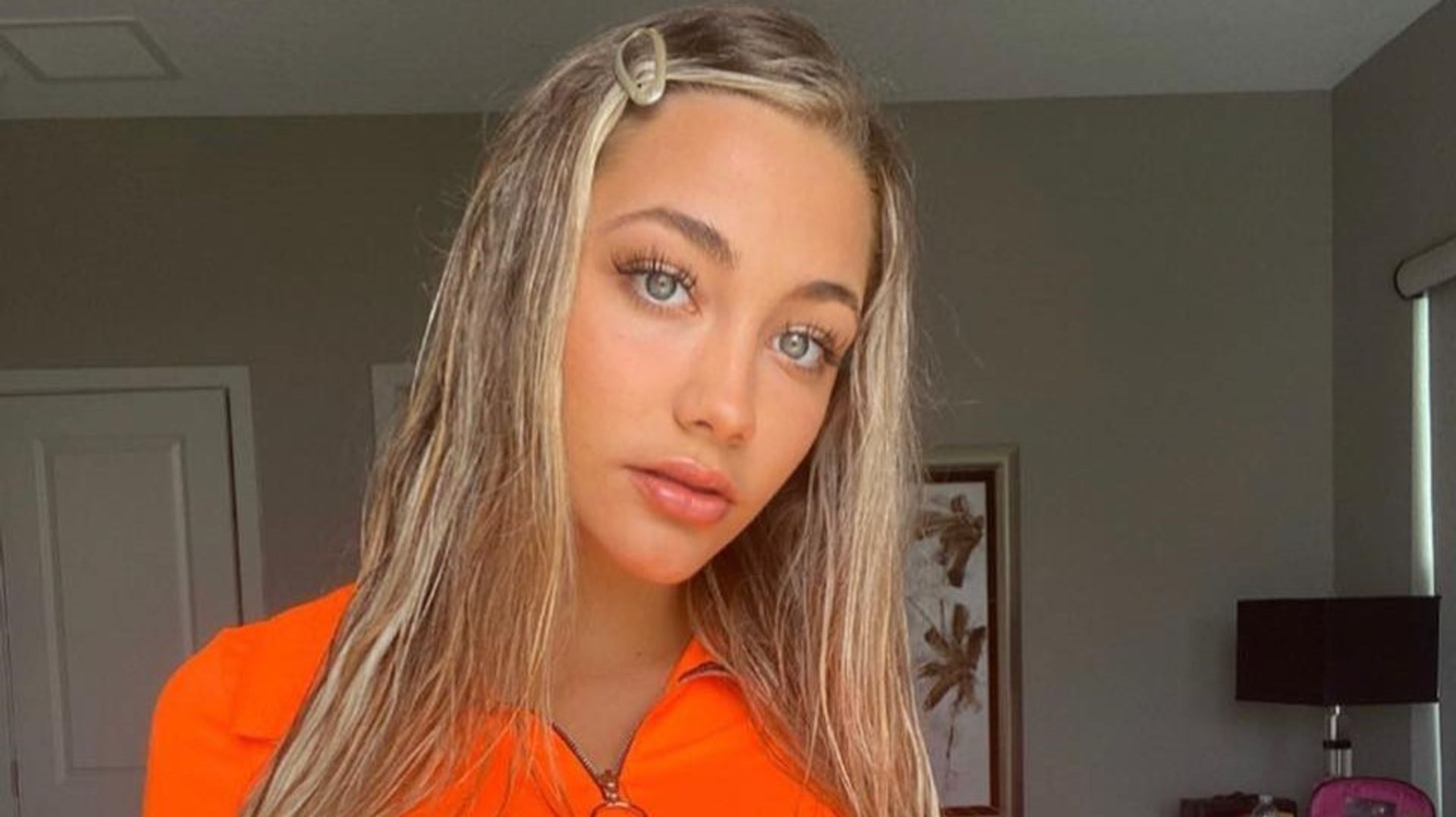 Celina Smith loopt in duct tape over de catwalk Gewoonvoorhem(01)