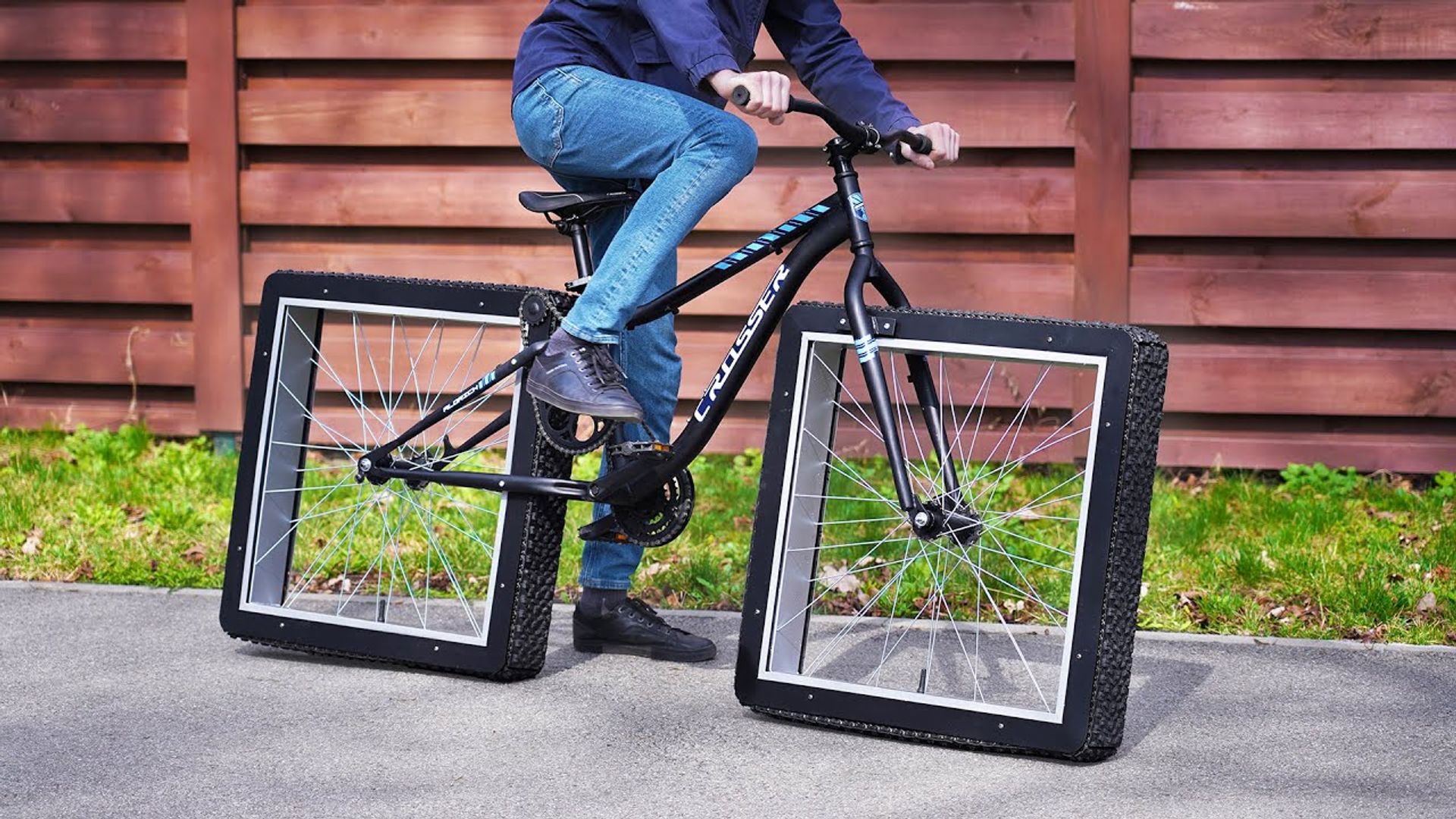 weekend gallon haat Deze fiets met vierkante wielen is een technisch wonder