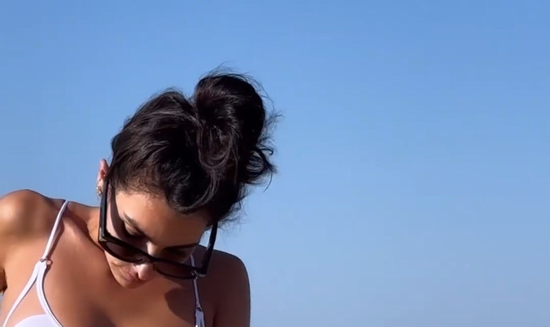 plak verzekering routine Video: Anna Nooshin geeft lichaam prijs in weinig verhullende bikini