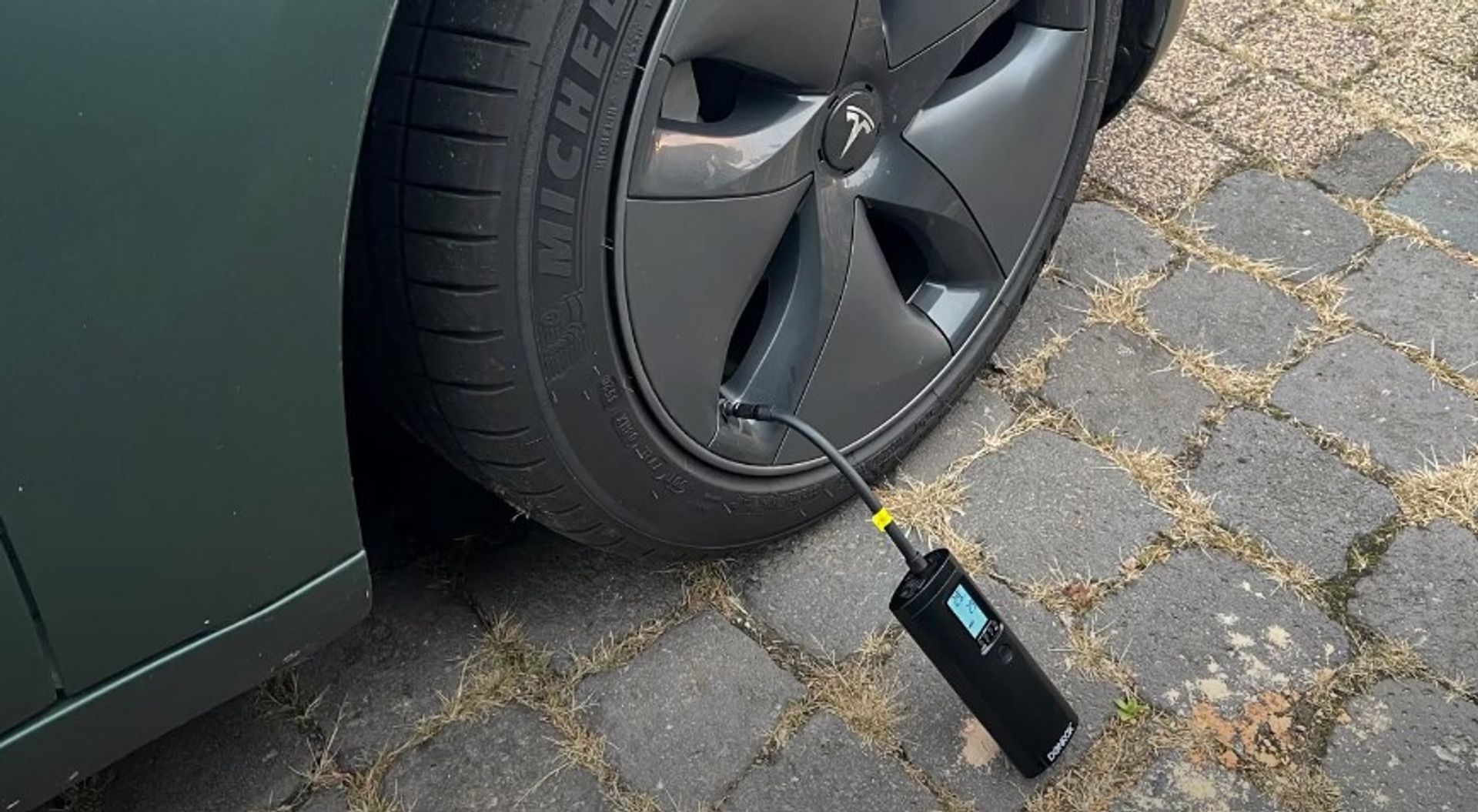 Poging huichelarij verlegen Met deze powerbank kan jij autobanden binnen no time oppompen