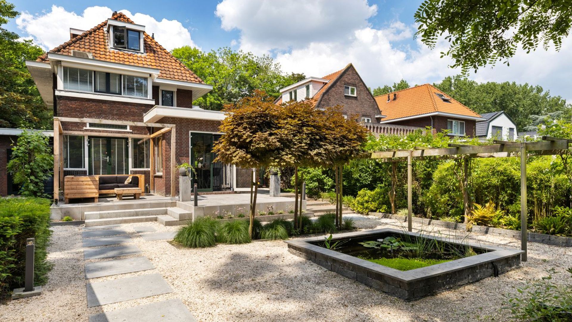 Angela de Jong koopt villa