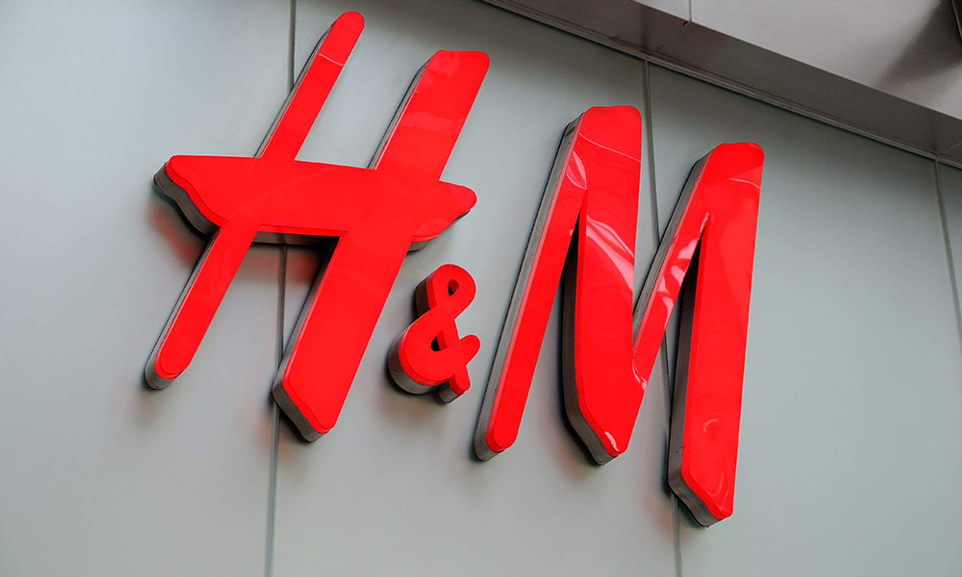 Разное н м. Знак h&m. Эйчендем логотип. H&M картинки. H&M логотип на одежде.