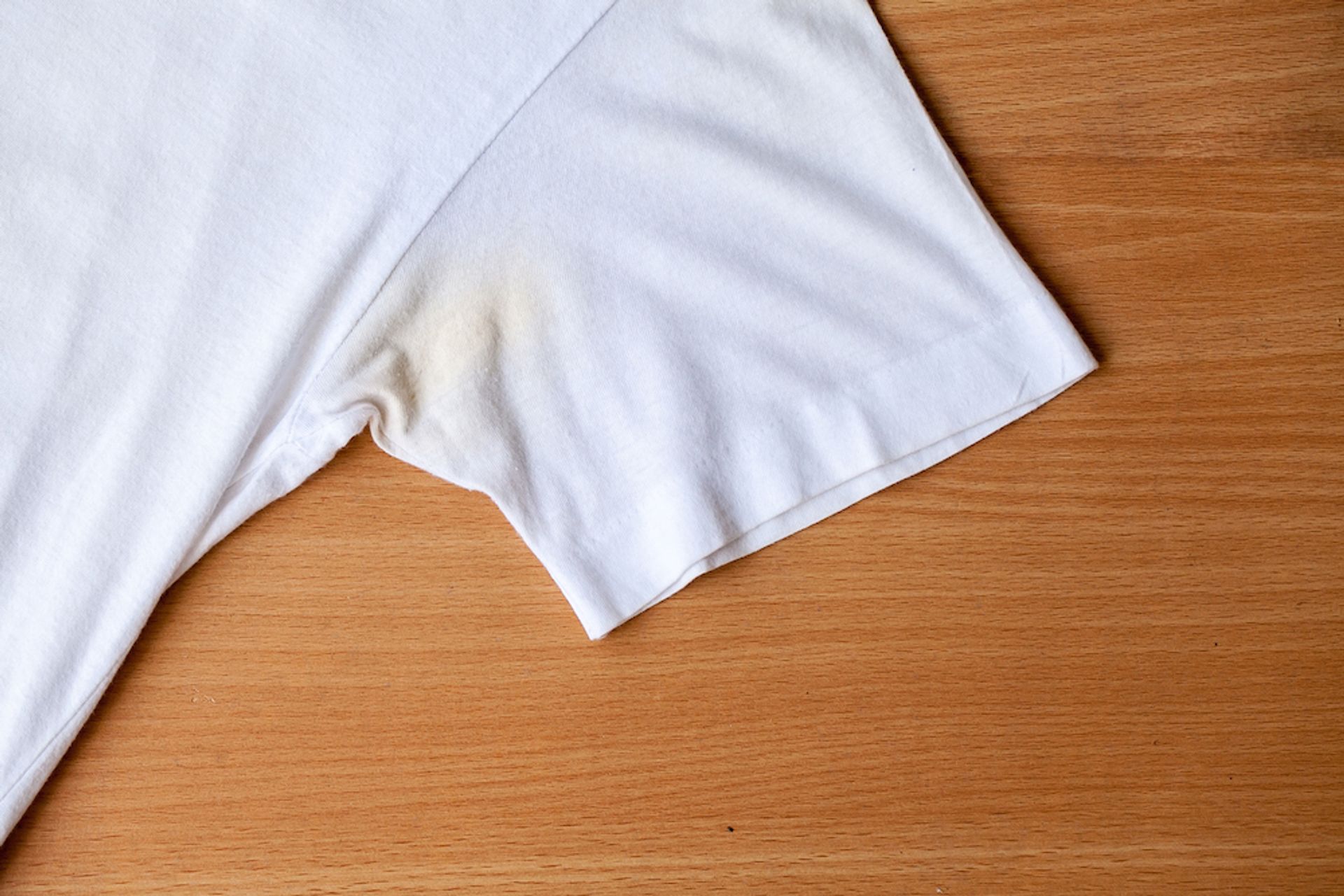 Gele zweetvlekken? Zo krijg je het uit je kleding