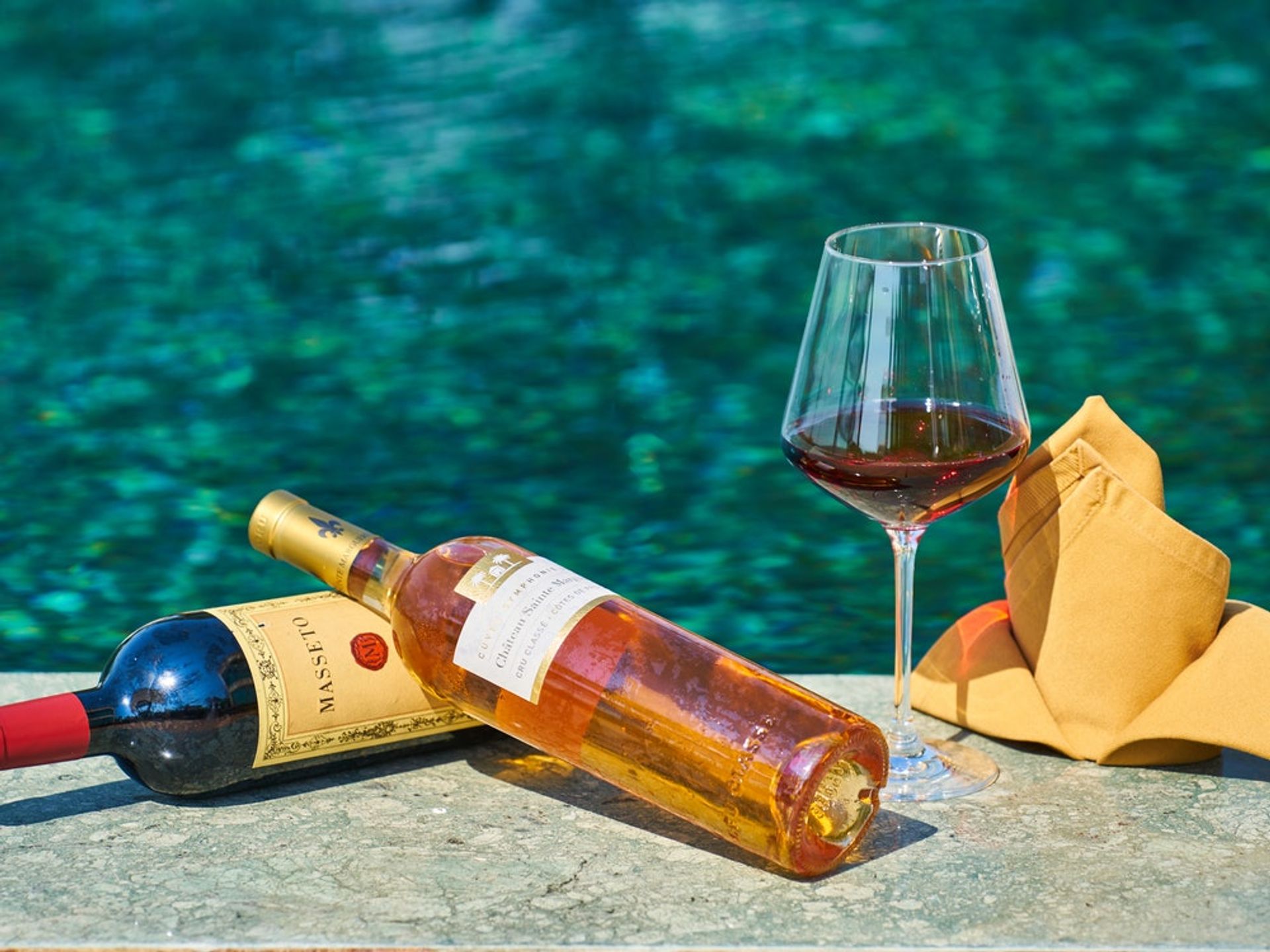 opgelet: je kan nu drijvende wijnglazen kopen voor op strand - Girlscene