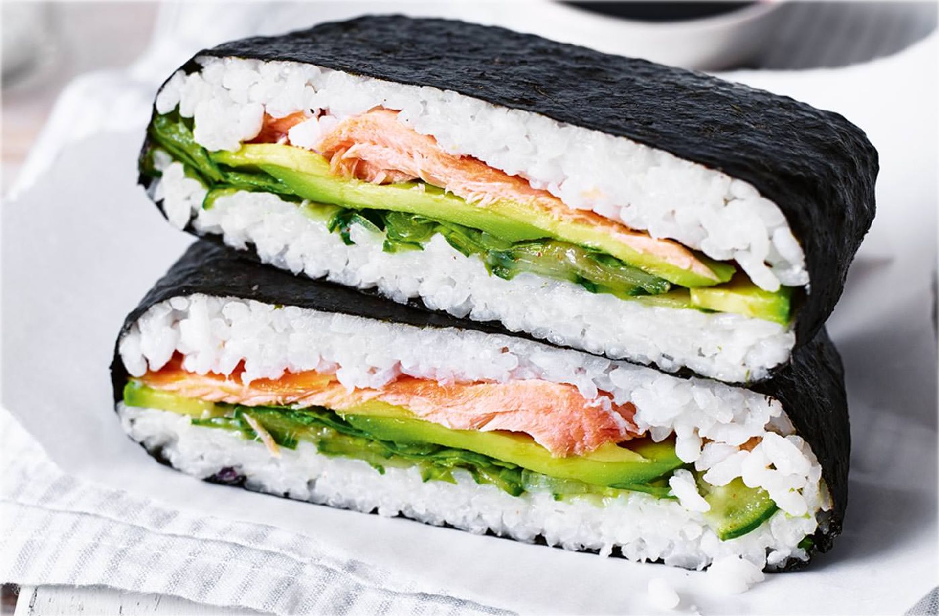 deze-sushi-sandwich-gaat-viral-op-tiktok-en-zo-maak-je-m