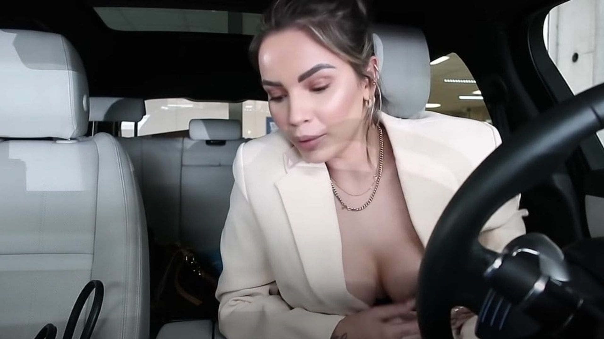 Monica Geuze flasht boobs in nieuwe vlog | roddelpraat Nieuws