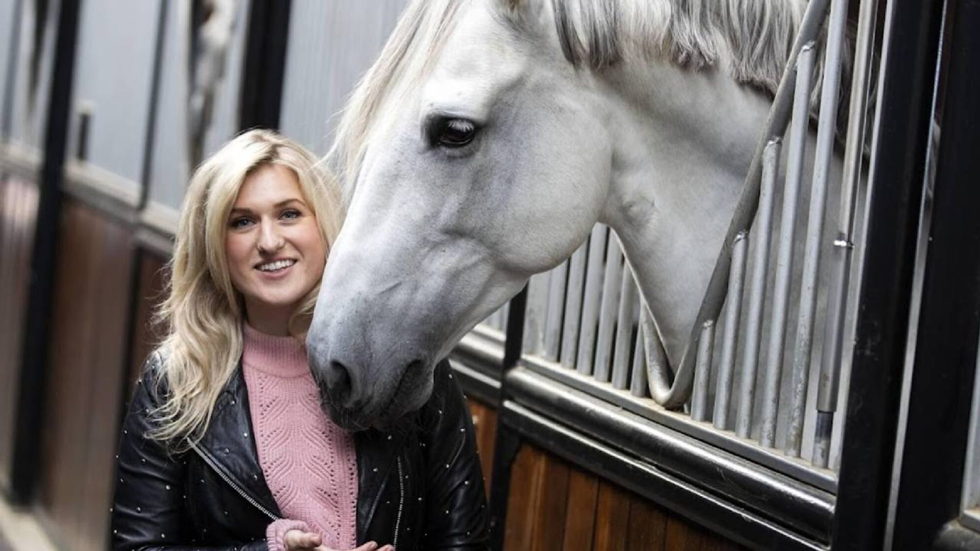 Britt Dekker trots op haar paard: 'weer een lief kindje gelukkig gemaakt'