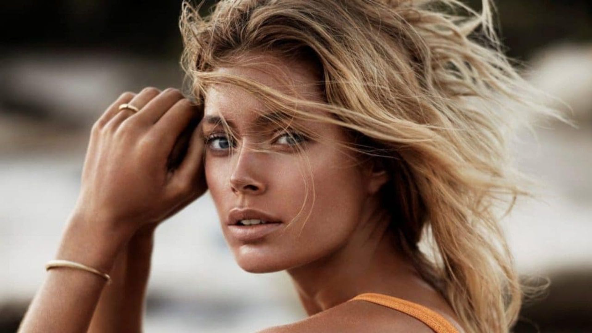 Doutzen Kroes deelt video van haar natte lichaam