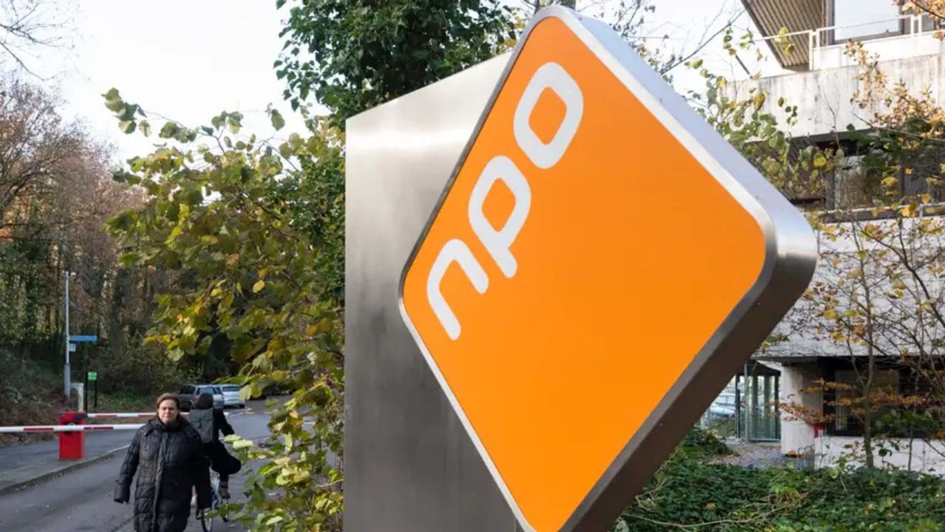 De NPO sluist 704 miljoen euro per jaar weg