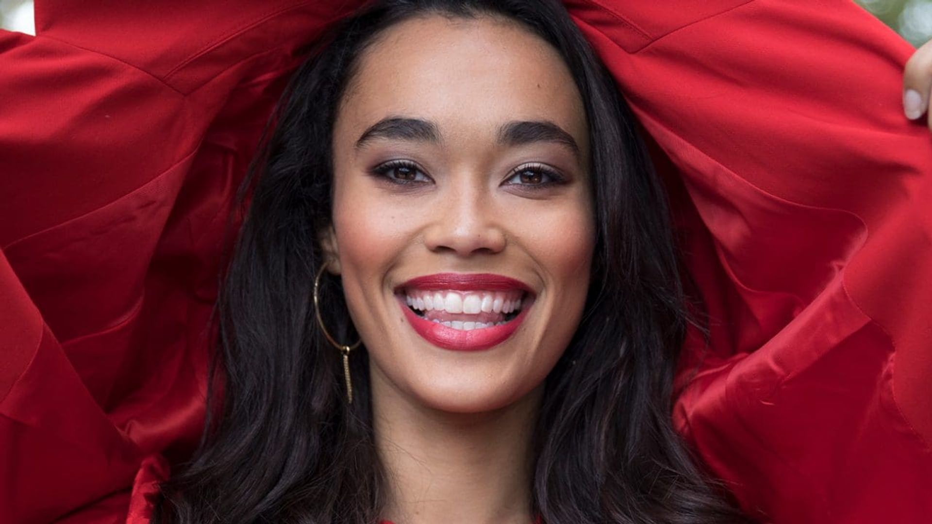 Romy Monteiro prikt dwars door haar jurk heen op deze foto