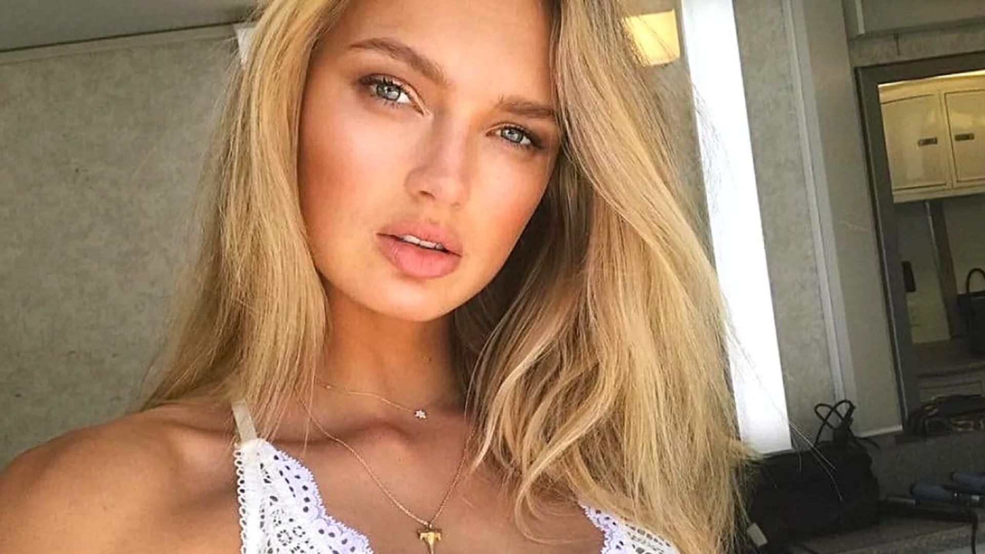 Romee Strijd laat haar lichaam zien in een pikante doorschijnende outfit